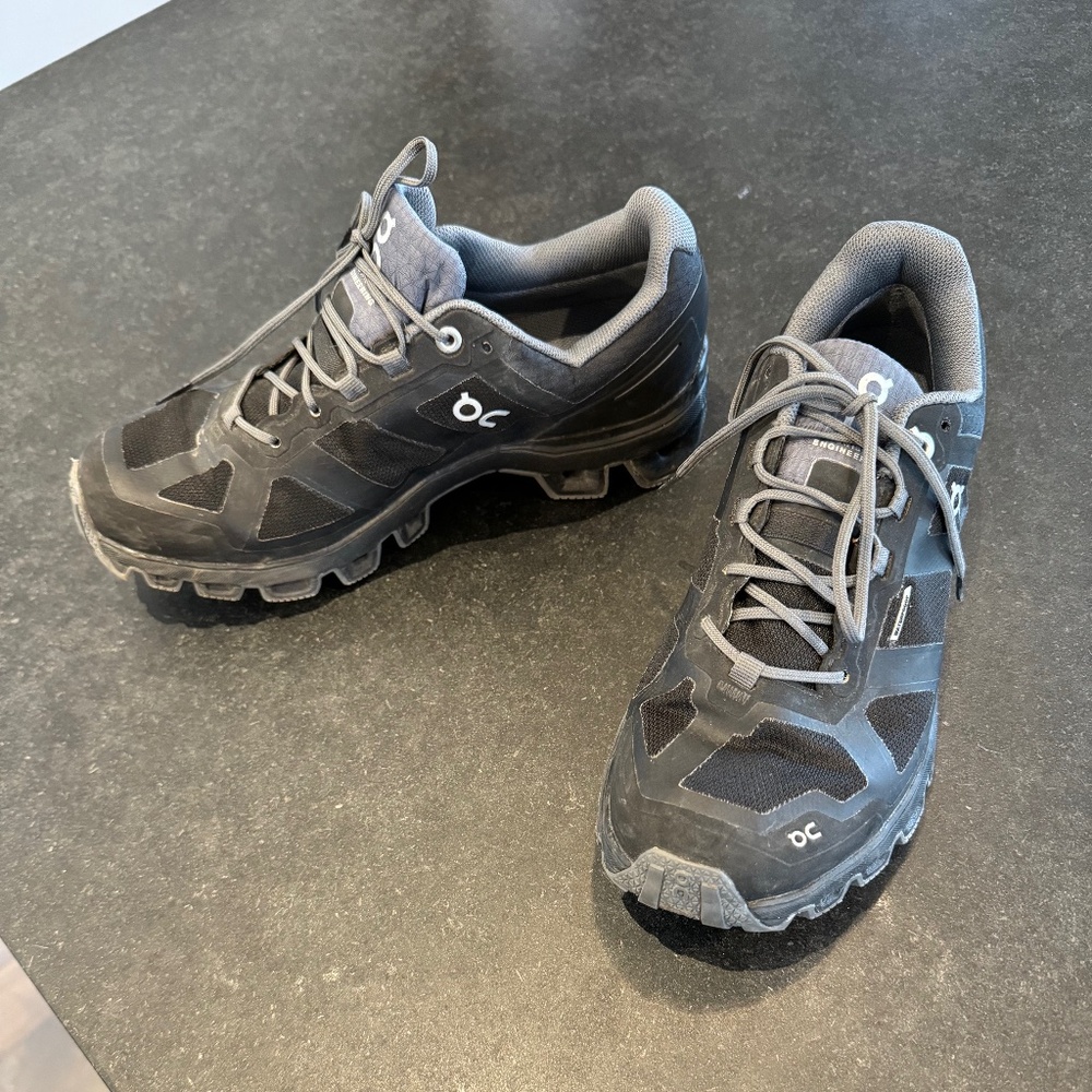 On Running Tennis shoes size 7.5 Waterproof